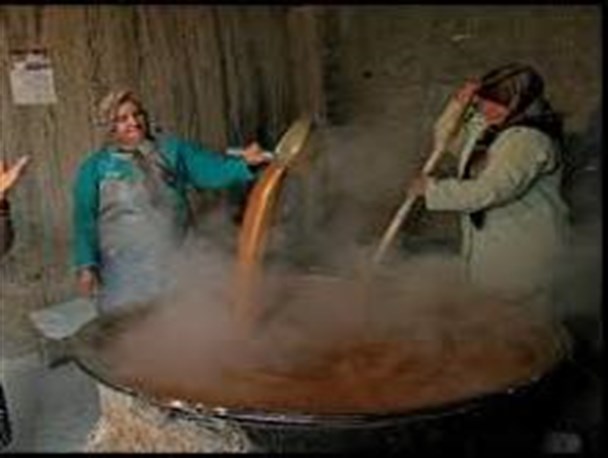 سمنو پزان سنتی دیرینه در تویسرکان
