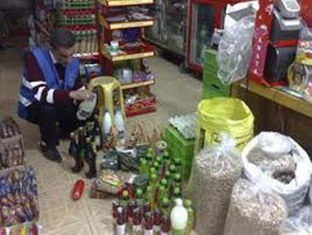 کشف و انهدام بیش از ۸ تن مواد غذایی تاریخ گذشته در بندرعباس