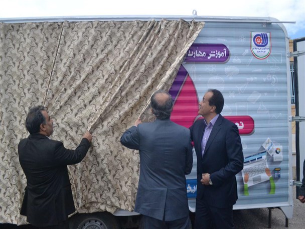 نخستن پژوهش سرای سیار استان یزد در مهریز افتتاح شد+ تصاویر