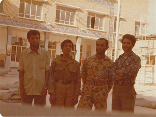 شهید خوشرو در کنار همرزمانش +تصویر