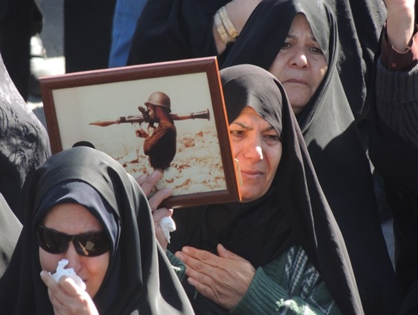 اشک بانوان چهارمحال و بختیاری بر پیکر مطهر هفت شهید گمنام