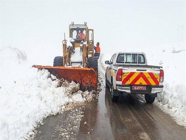 بازگشایی راه ارتباطی ۲۴۹ روستای گرفتار در برف