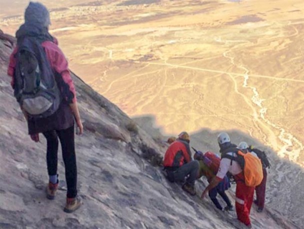 تلاش ۶ساعته برای نجات جان یک تیم کوهنوردی در ارتفاعات کوه ارنان یزد