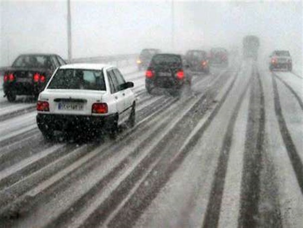 تردد در محورهای کوهستانی بدون زنجیر چرخ ممنوع / ترافیک 30 کیلومتری در محور سوادکوه