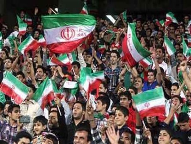 حمایت مردم از دولتمردان و تشویق ورزشگاران در استادیوم
