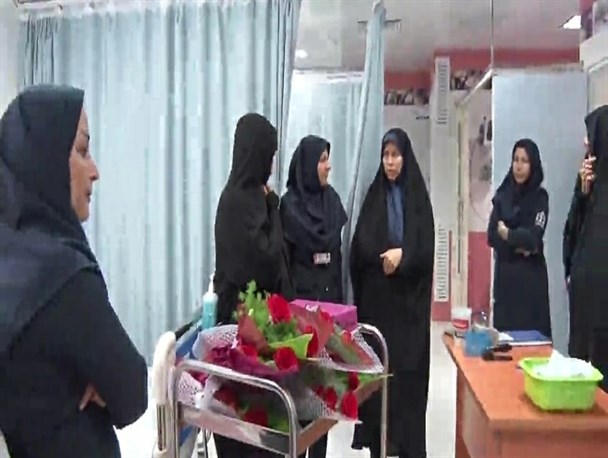 تبریک میلاد حضرت فاطمه زهرا(س) با اهدای شاخه گل در بیمارستان تخصصی حضرت ام البنین (س)