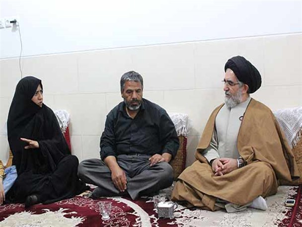 امام جمعه ابرکوه در دلجویی از خانواده مرحوم فردین: عدم همکاری شما با رسانه های بیگانه نشانه تعهد به نظام است