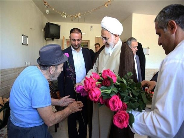 نماینده ولی‌فقیه در قزوین از آسایشگاه سالمندان امیرالمومنین(ع) بازدید کرد+تصاویر