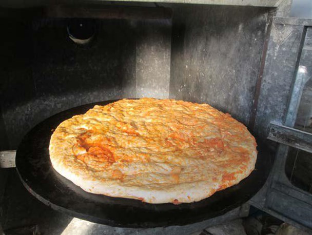 پخت نان سنتی ترکمن ها در نوروزگاه بندرترکمن/تصویر