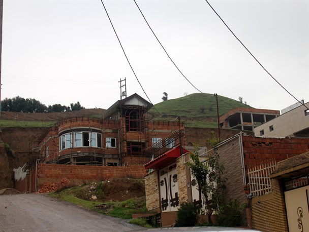 خطر رانش کوه در خیابان رضوان آزادشهر وجود دارد