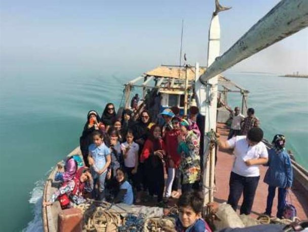 کودکان دیلمی به گشت دریایی در خلیج فارس رفتند
