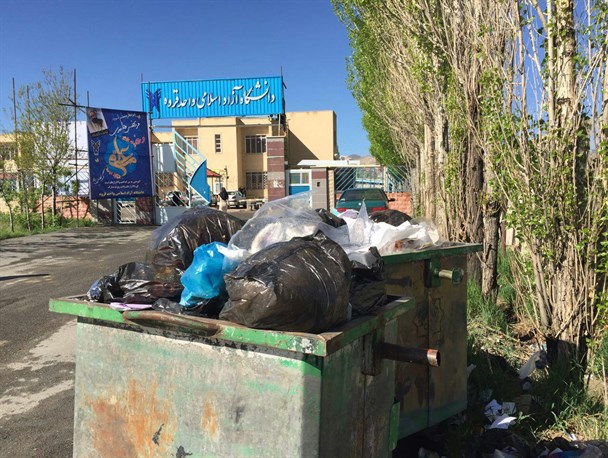 بوی تعفن زباله های ورودی دانشگاه آزاد اسلامی قروه
