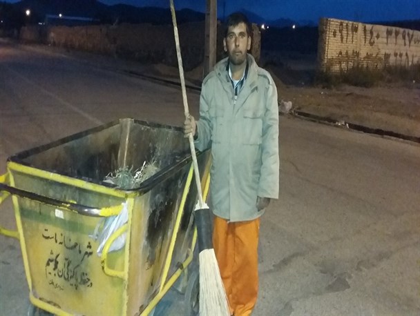 آهسته برانید نارنجی پوشان در حال کارند