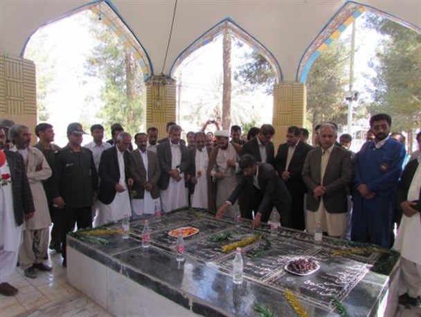 معلمان خاشی گلزار شهداء را گلباران کردند
