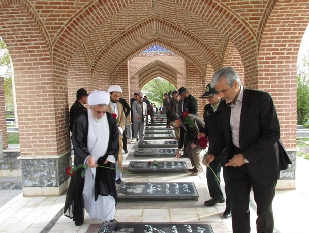 مزار شهدای شهر نیر غبارروبی و عطر‌افشانی شد