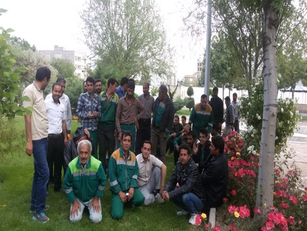کارگران فضای سبز شهرداری نیشابور از اواخر سال 94 حقوق نگرفته‌اند/خانواده‌های ما چه گناهی کرده‌اند که شهرداری و پیمانکارانش پول ندارند