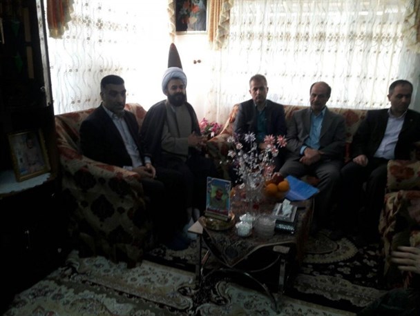 دیدار جمعی از مسوولان انزلی با خانواده شهدای کارگر