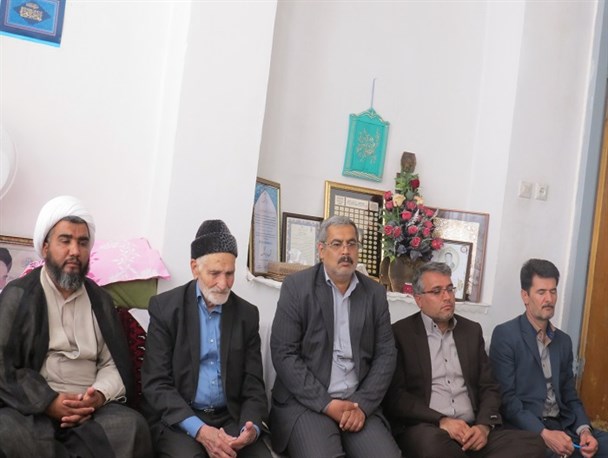دیدار جمعی از مسئولین با خانواده شهدای دانش آموزی سربیشه