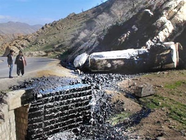 محیط زیست پلدختر زیر چرخ تانکرهای نفت کش جان داد/تکرار سریال واژگونی تانکر نفت کش در معمولان و آلودگی محیط زیست!+تصاویر