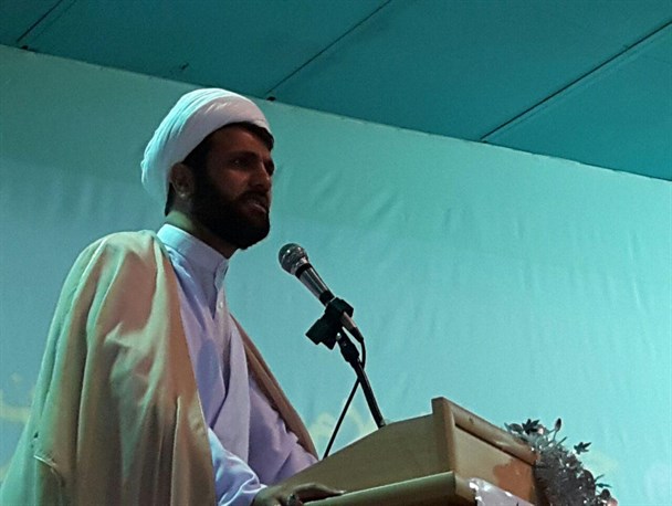 معلمی موفق است که علاوه بر جنبه های زبانی و رشد عقول، بر قلبها حکومت کند