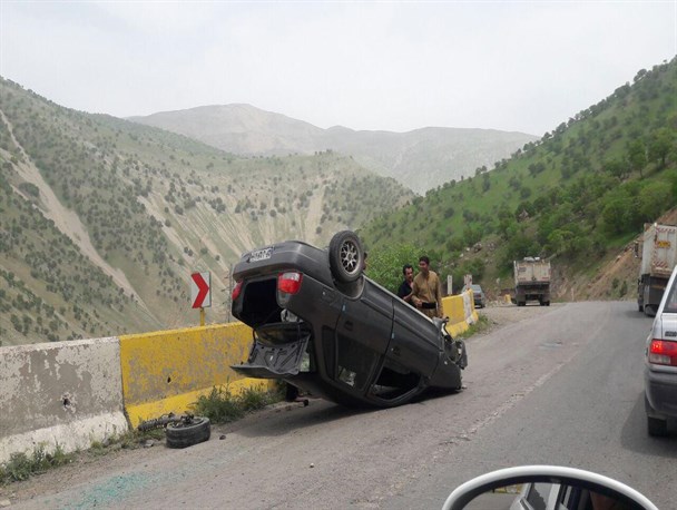 پراید موجب واژگونی یک دستگاه تریلی شد + تصاویر
