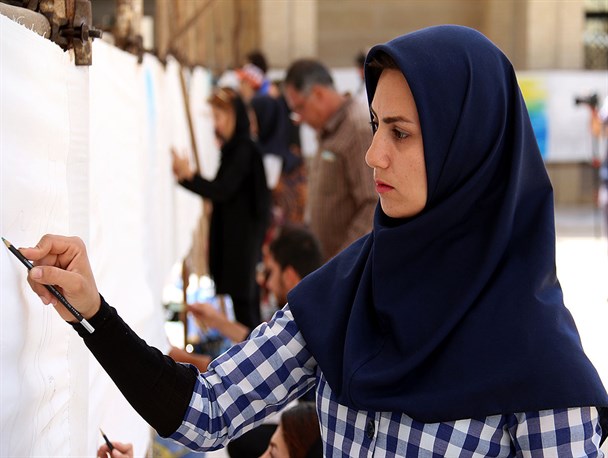 زندگی پیاده در شهر روی بوم نقاشی