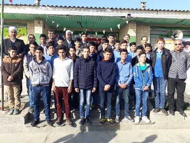 معلمی که پا برهنه و با کمک دانش آموزانش امید را به دل خواجه نفسِ سیل زده برگرداند