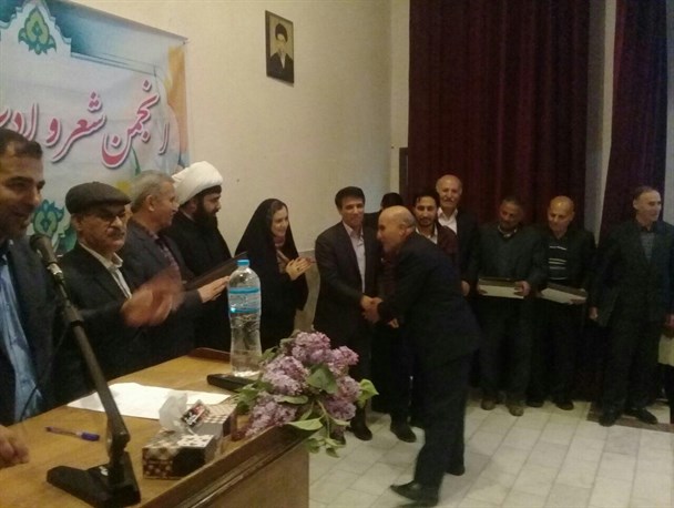 برگزاری عصر شعر سرچشمه های معرفت در اردبیل/ دوازده معلم پیشکسوت نیار تجلیل شدند