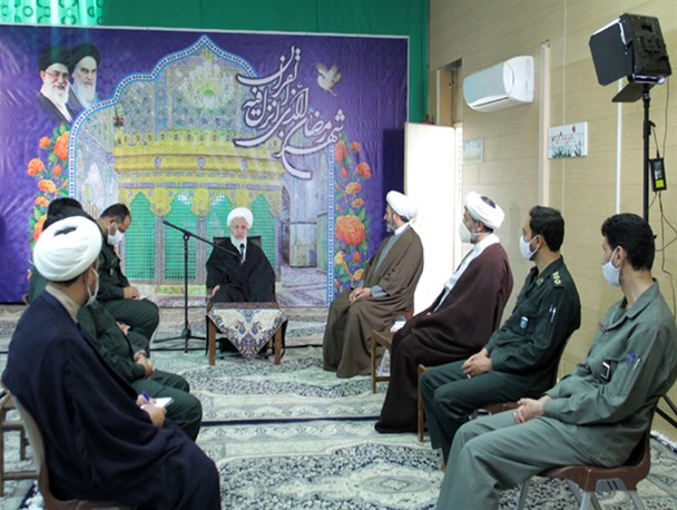 دیدار فرمانده و جمعی از مربیان عقیدتی سپاه الغدیر یزد با نماینده ولی فقیه در استان