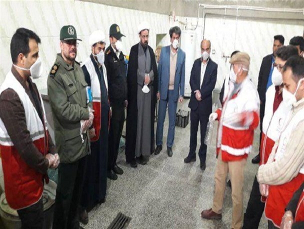 معلم و امدادگر ۷۷ ساله همدانی وسط معرکه، درگیر با کرونا/توزیع محلول ضدعفونی کننده بین ۵ هزار خانواده محروم همدانی