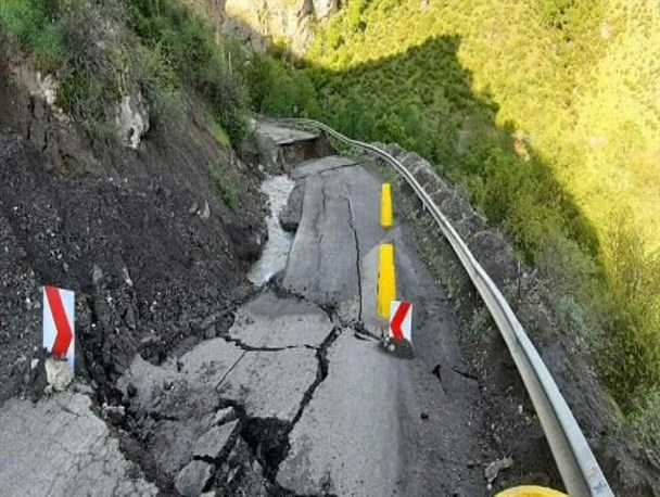 رانش زمین راه 20 روستای سوادکوه را مسدود کرد