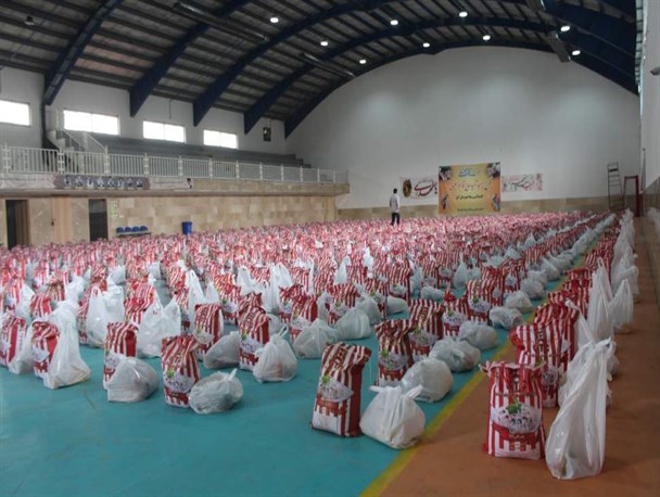 توزیع بیش از ۴ هزار بسته معیشتی در آمل/سپاه در کنار مردم ایستاده است