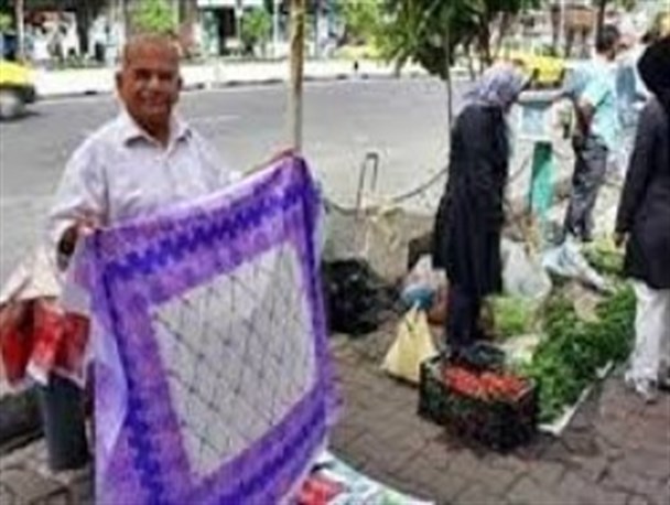 پیاده رو های سومین کلانشهر استان در تصرف دستفروشان