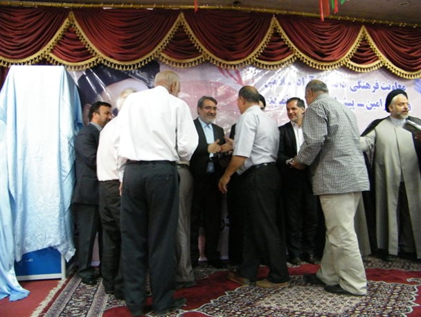 دست رد وزیر کشور به هدیه خانواده شهدای 15 خرداد+تصاویر