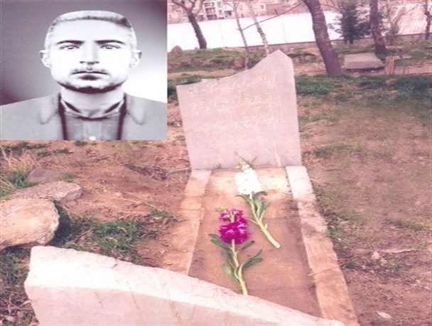 شهیدی که روزی اش در گرو چرخش چرخ و فلکش بود/ نمایان بودن آثار شکنجه گروهک ها بر روی بدن شهید/ انتظار فرزندان شهید برای تعویض سنگ مزار شکسته پدر