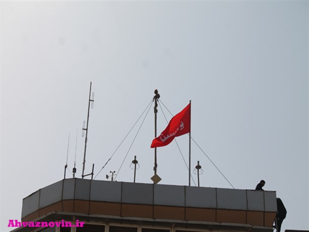 نصب پرچم امام حسین (ع) برفراز برج مراقبت فرودگاه اهواز+ تصاویر