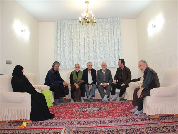 کاری نداشته باشید من در چه گروه و حزبی هستم؛ شما دنباله‌رو امام و ولایت فقیه باشید