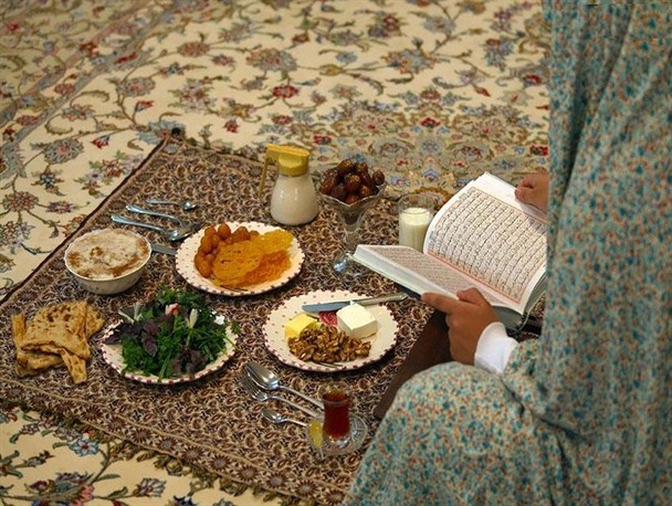 تلخ شدن کام روزه داران با جای خالی مواد غذایی بر سفره ها/ سفره های افطار کوچکتر می شوند