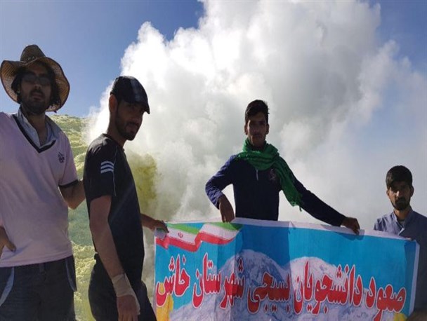 صعود دانشجویان شهرستان خاش به قله ۴۰۵۰ متری تفتان