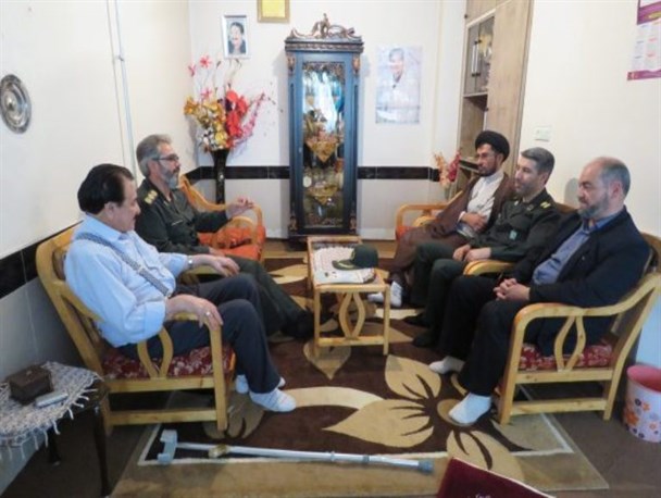 دیدار مسئولین سپاه تکاب با اولین جانباز شهرستان تکاب