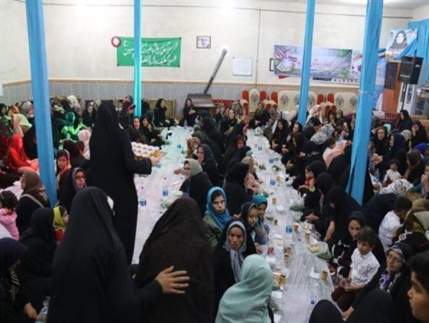 سفره افطاری ساده مردمی در منطقه حاشیه نشین ارومیه برگزار شد