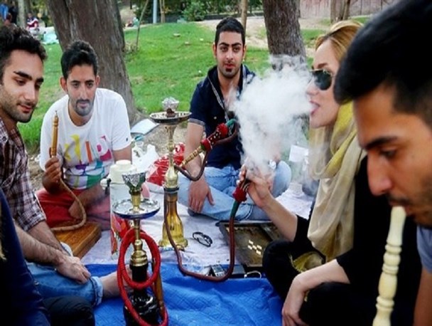 بیکاری و نبود تفریحات سالم، دلیل مصرف دخانیات است/چرا مجلس برای ایجاد اشتغال، کشیدن قلیان را آزاد کرد؟/سلامت مردم و جوانان برای مسئولین کم رنگ شده است