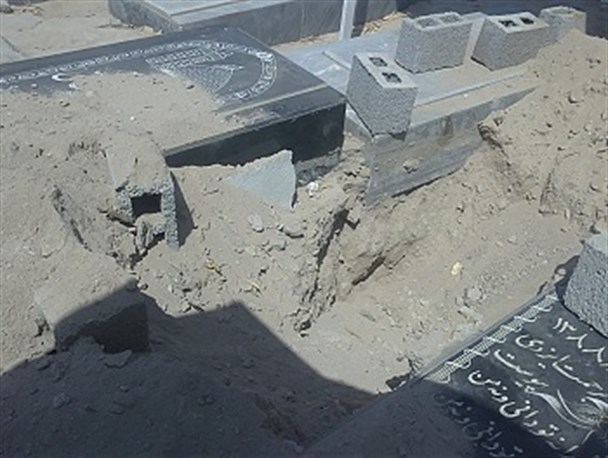 تصاویر/ نبش یک قبر در گناوه توسط افراد ناشناس