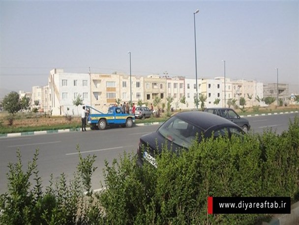 انحراف به راست و چپ دو خودرو همزمان در یک خیابان+عکس