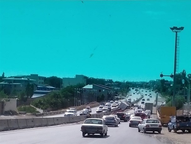 کامیون در آستانه سقوط از پلی در دماوند قرار گرفت+تصاویر