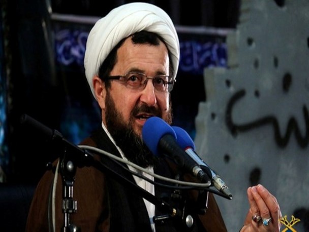 عده ای که منافعشان اقتضا نمی کند رنگ عوض کرده و به انقلاب هجمه می برند/شهدا مصداق بارز ولایت پذیری