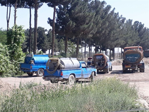 فشار کم و قطعی آب مشکل جدید شهروندان بهارستانی/ تانکرهای آب فروش فعالیت خود را در بهارستان آغاز کردند