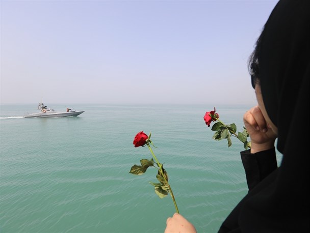 گلباران محل سقوط هواپیمای ایرباس در آب های نیلگون خلیج فارس+ تصاویر