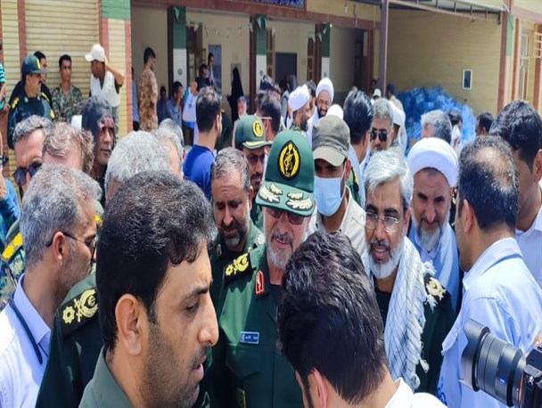 فرمانده نیروی دریایی سپاه از مناطق زلزله زده غرب هرمزگان بازدید کرد