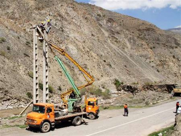 طی یک عملیات ضربتی برق مناطق سیل زده به سرعت برقرار شد